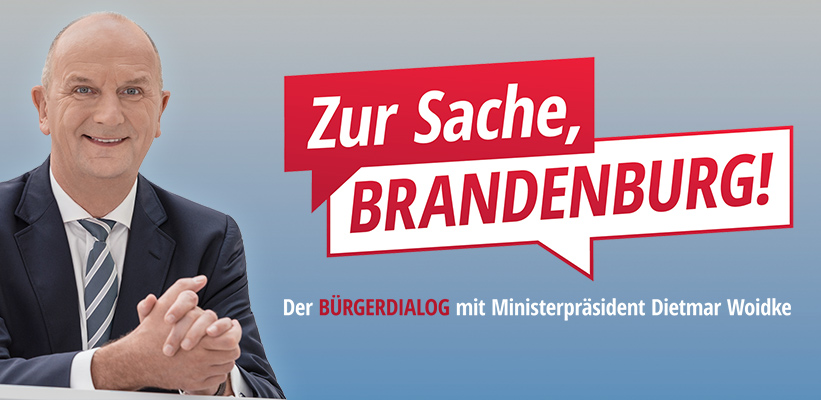 Diemar Woidke Porträt mit Banner "Zur Sache Brandenburg. Der Dialog mit Ministerpräsident Dietmar Woidke"