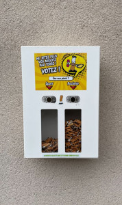 Image média: Installation de cendriers pour inciter les fumeurs à ne pas mettre les mégots par terre