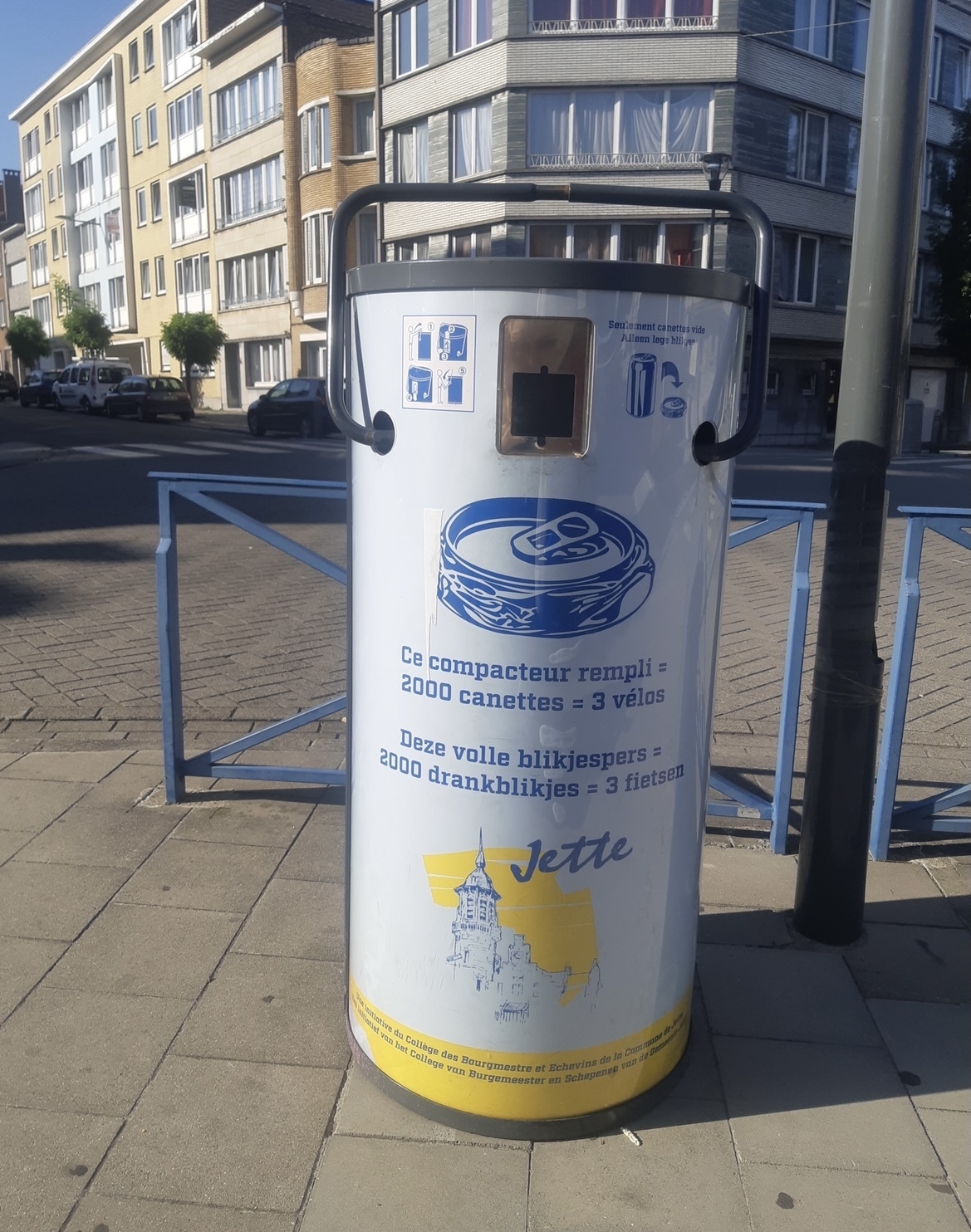 Image média: Habillages des poubelles dans le quartier des Fossés Jean