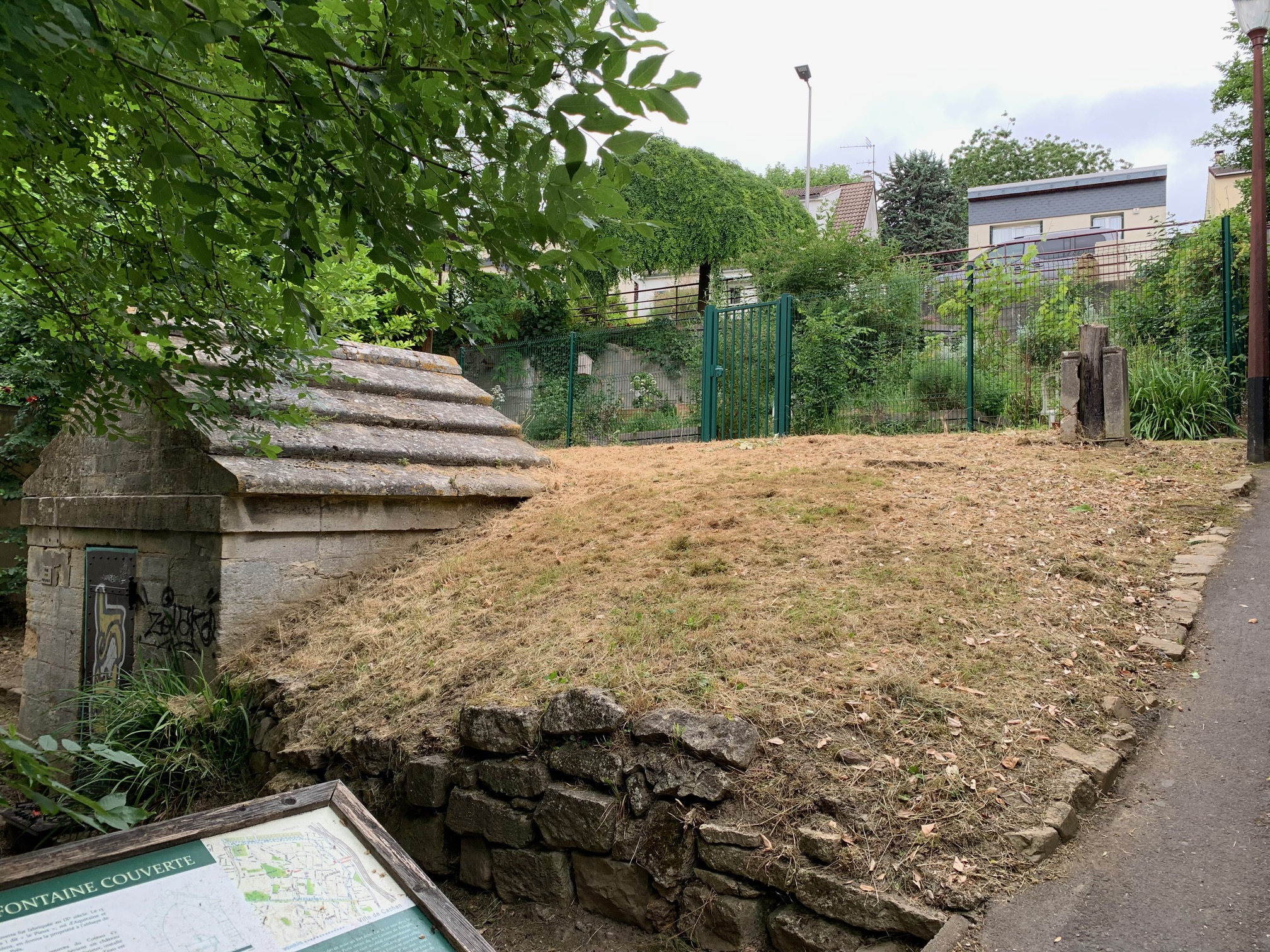 Image média: Aménagement autour de la fontaine couverte
