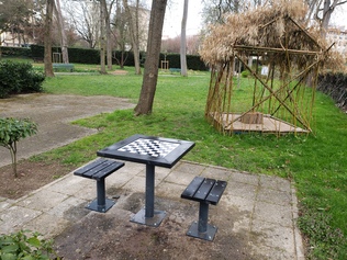 Table jeux d'échec au parc Raspail