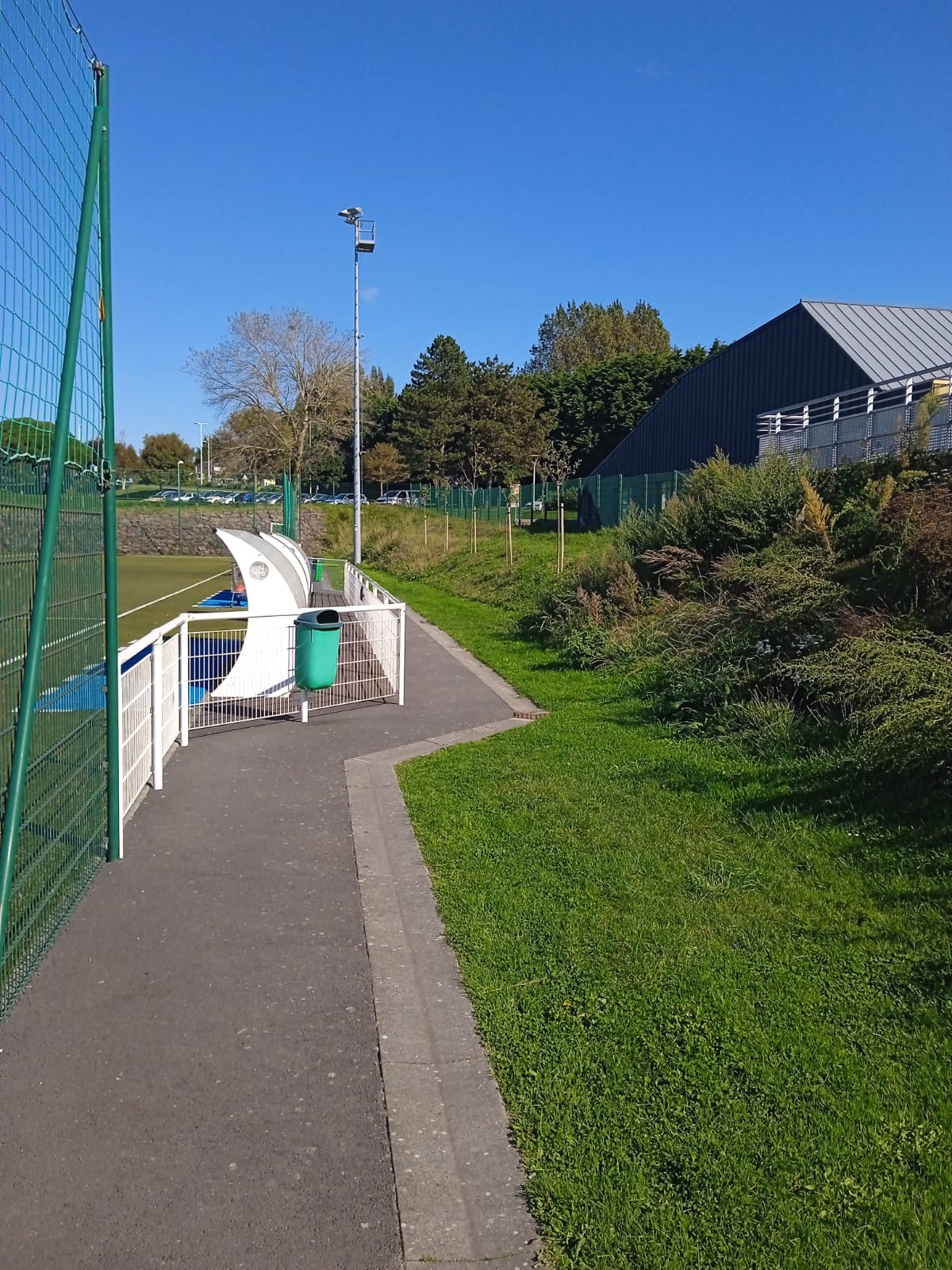 Image média: Bancs pour regarder les matchs de football à la cité des sport