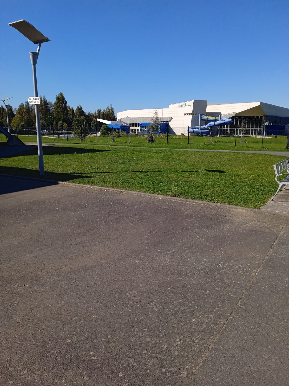 Image média: Abri cité des sports pour boire un café ou s'abriter pendant les matchs de foot