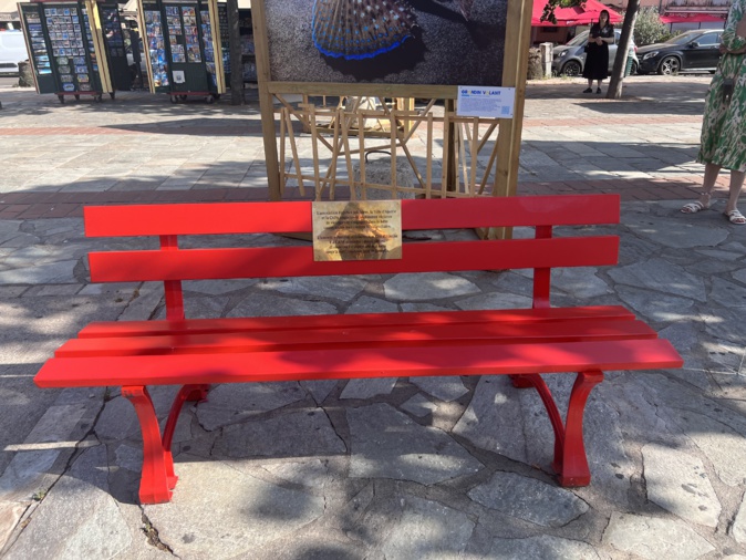 Image média: Installation de bancs publics rouges en hommage aux femmes victimes de féminicides