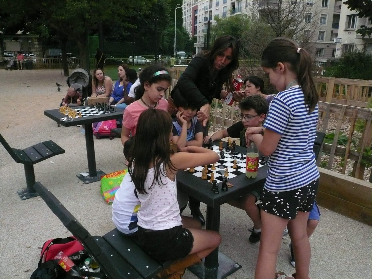 Image média: Tables de jeu d'échecs dans les lieux publics