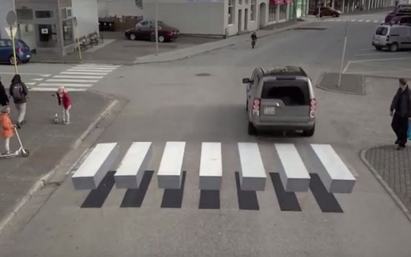 Image média: Passage piéton 3D trompe l'œil pour ralentir les voitures