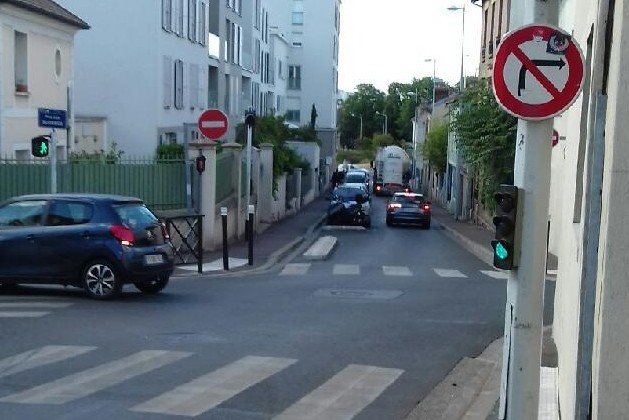 Image média: Empêcher les camions de circuler dans les rues résidentielles de Nanterre
