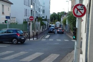 big_CamionsEtVoiture_sensInterdit_rueStCloud.jpeg