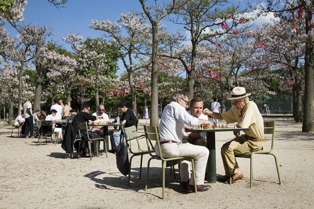 Image média: 18. Tables de jeux d’échecs au square de la Brèche