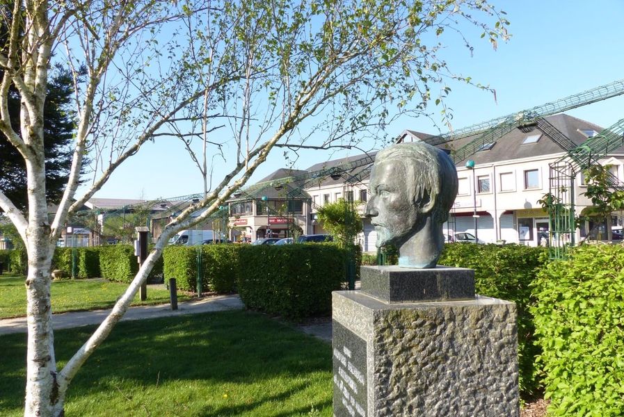 Image média: Mise en valeur de la maison natale et du buste d' Henri Gaudier Brzeka