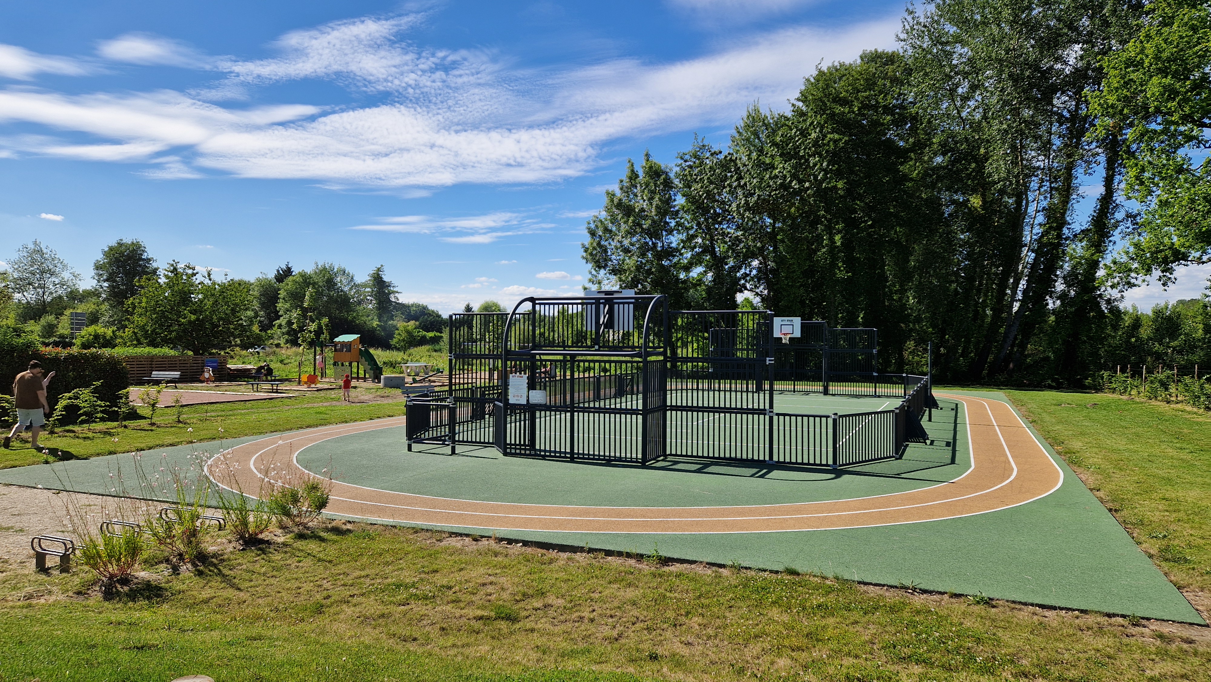 Image média: Arbres et fleurs à l'espace de loisirs des marais