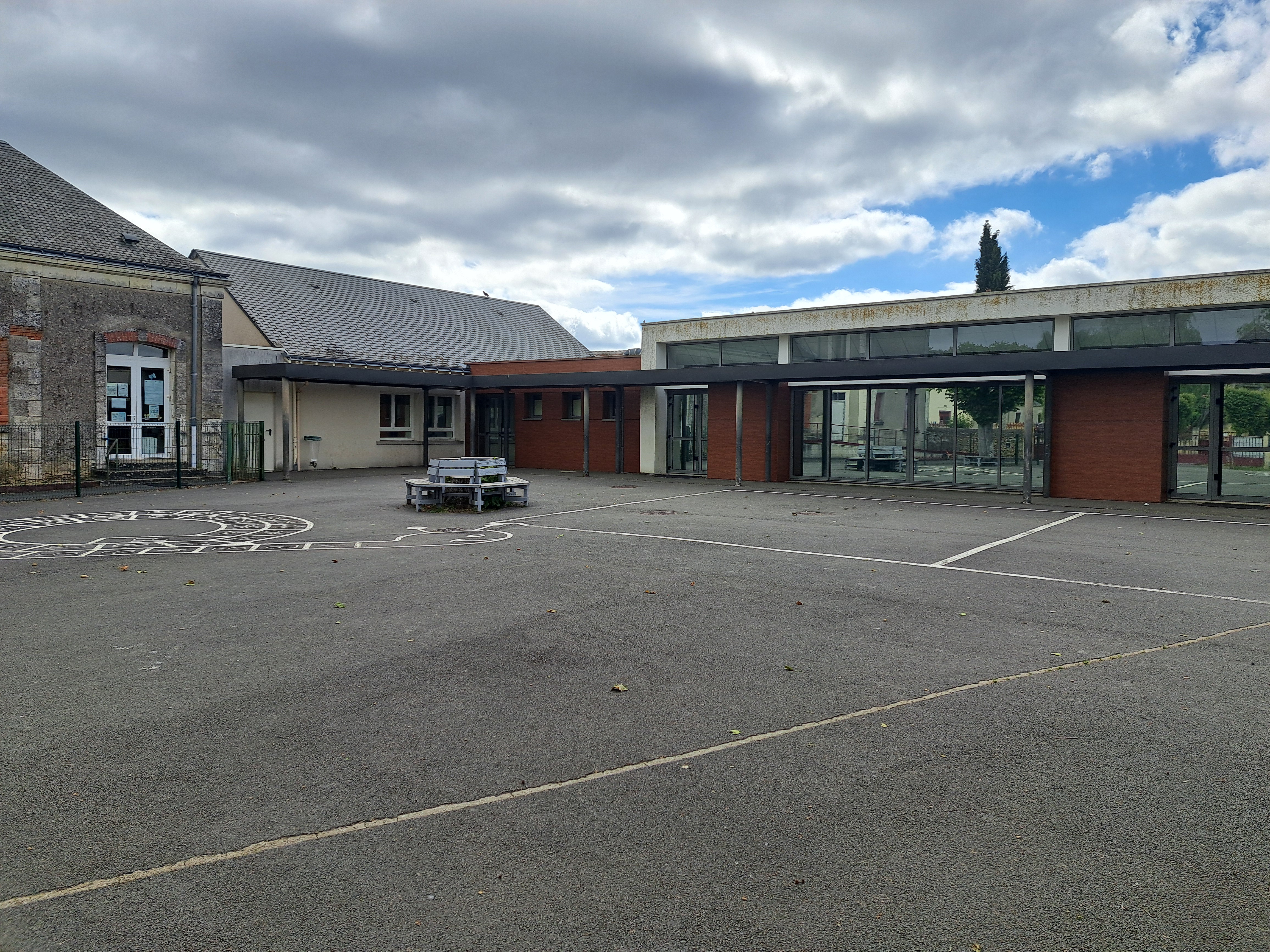 Image média: Création d'espaces ombragés et zones de jeux détentes dans la cour de l'école