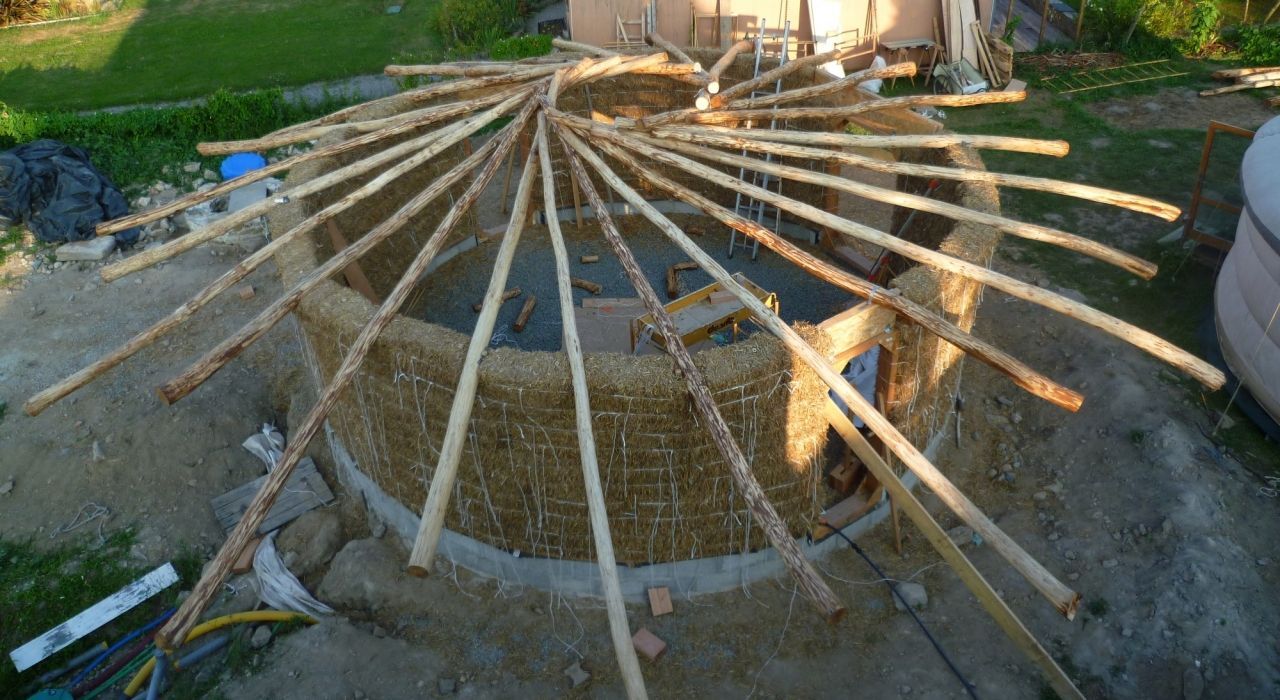 Image média: Construction d'une paillourte avec l'association Slow Touraine