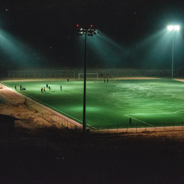 Image média: Éclairage d'un terrain de football en herbe : amélioration des conditions d'accueil et mise en avant du sport féminin