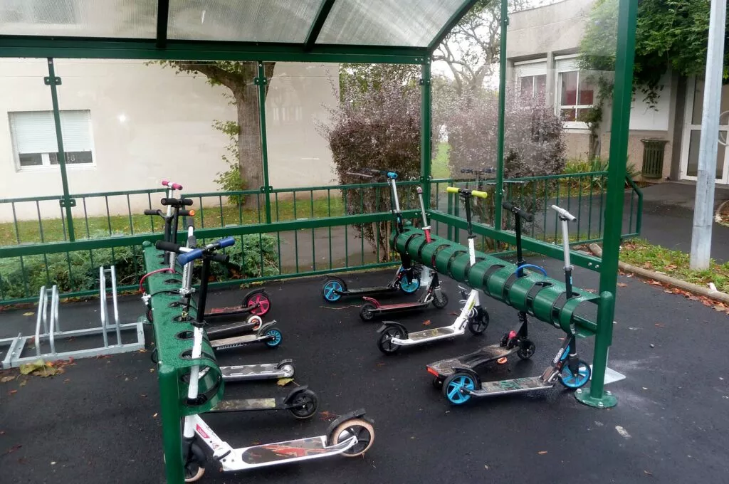 Image média: Des rails de stationnement pour les mobilités douces aux abords des lieux de vie et des écoles !