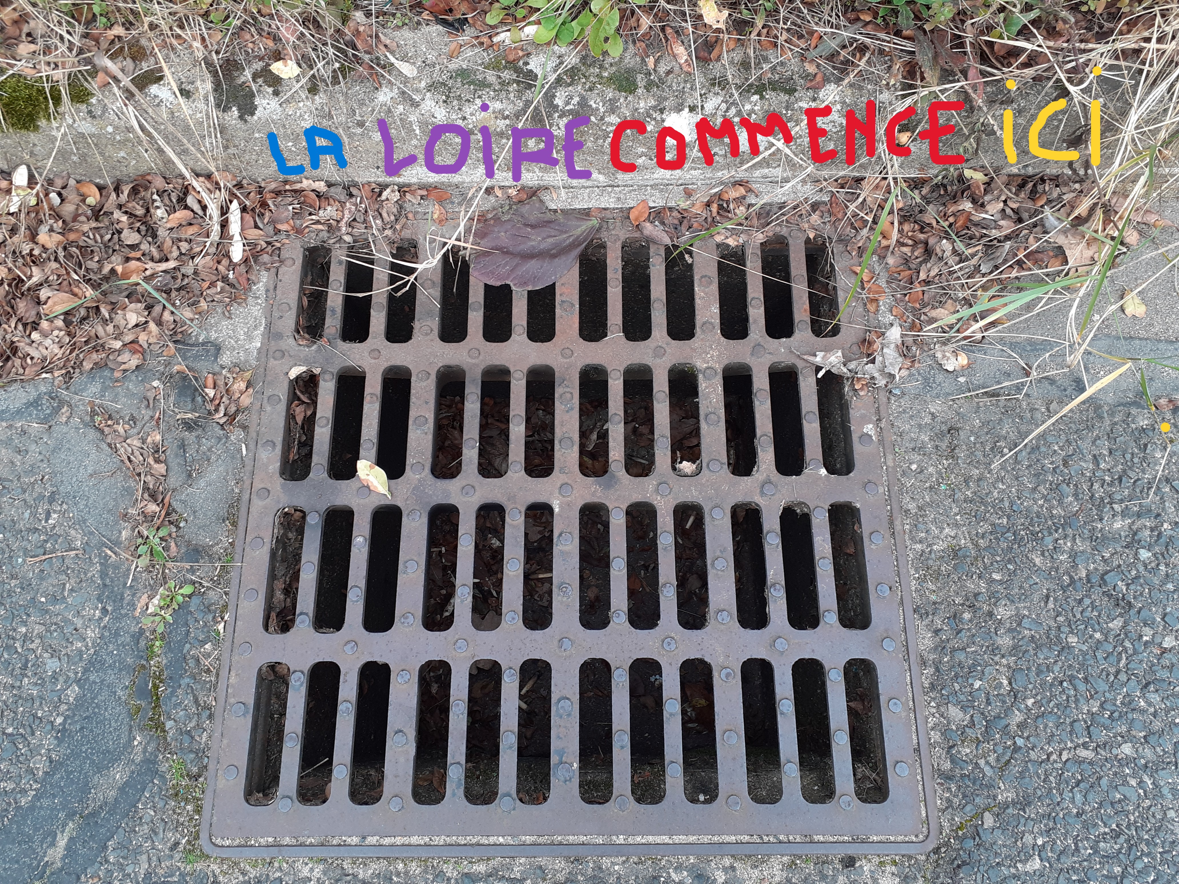 Image média: Action de sensibilisation tout public par l'éco signalétique LA LOIRE COMMENCE ICI sur certaines bouches d'évacuation eaux pluviales de Montlouis /L.
